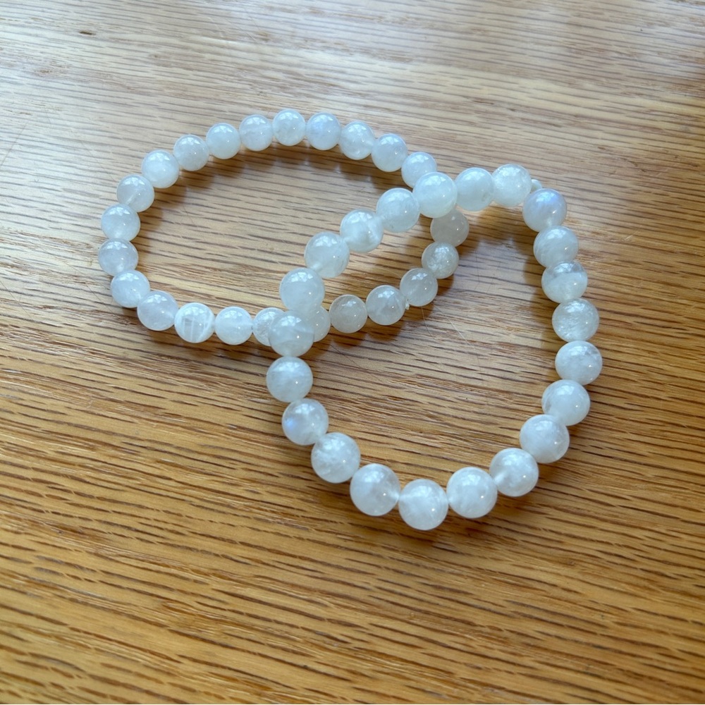 One (1) white moonstone bracelet! 🌛
